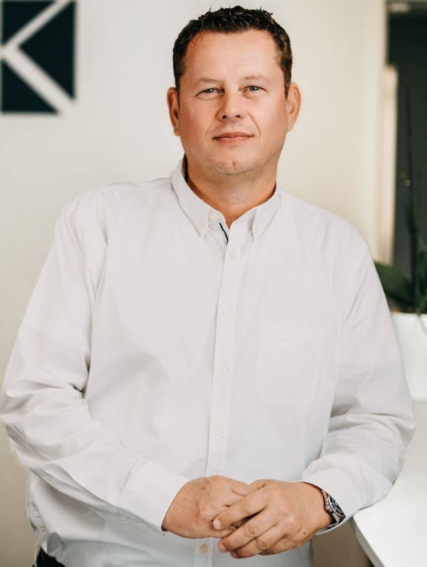 Portrait von Prof. Patrick Sinewe